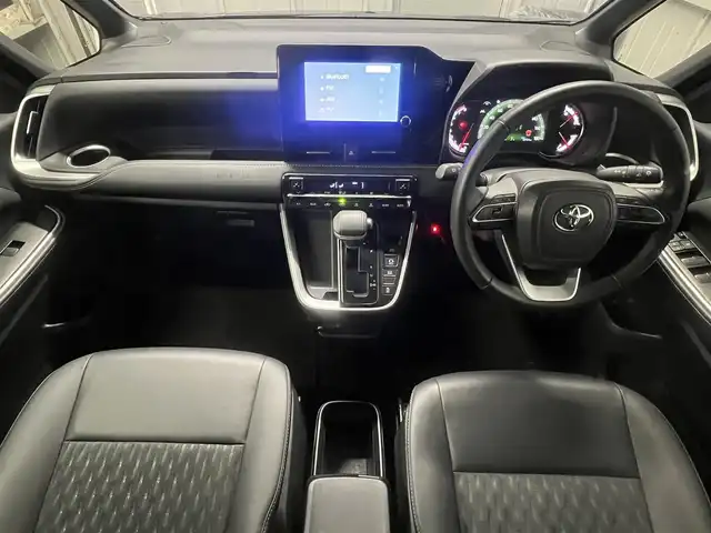 トヨタ ノア S－Z 秋田県 2024(令6)年 1.9万km アティチュードブラックマイカ ４WD/衝突軽減システム/LEDヘッドライト/両側パワースライドドア/純正メモリナビ（DVD/CD/BT/AM/FM）/フルセグ（走行中視聴不可能）/バックカメラ/トヨタ純正１６インチアルミ（夏タイヤ装着）/スマートキー/アイドリングストップ/プッシュスタート/クルーズコントロール追従走行あり/MTモード付AT/オートマチックハイビーム/コーナーセンサー/レーントレーシングアシスト/ステアリングスイッチ/前席シートヒーター/電動パーキングブレーキ/オートブレーキホールド機能/ビルトインETC/社外フロアマット/オートライト/ダブルオートエアコン/パワーステアリング/パワーウィンドウ/ヘッドライトレベライザー/横滑り防止/盗難防止装置/寒冷地仕様/電動格納ウィンカーミラー/保証書/取扱説明書/記録簿/スペアキー×１