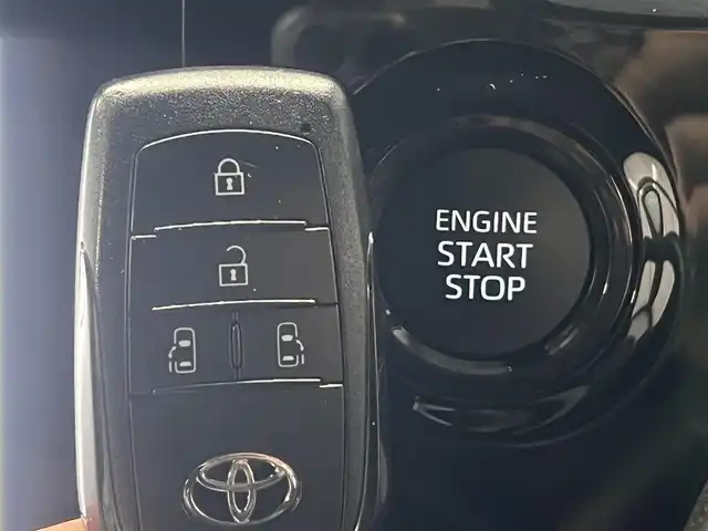 トヨタ ノア S－Z 秋田県 2024(令6)年 1.9万km アティチュードブラックマイカ ４WD/衝突軽減システム/LEDヘッドライト/両側パワースライドドア/純正メモリナビ（DVD/CD/BT/AM/FM）/フルセグ（走行中視聴不可能）/バックカメラ/トヨタ純正１６インチアルミ（夏タイヤ装着）/スマートキー/アイドリングストップ/プッシュスタート/クルーズコントロール追従走行あり/MTモード付AT/オートマチックハイビーム/コーナーセンサー/レーントレーシングアシスト/ステアリングスイッチ/前席シートヒーター/電動パーキングブレーキ/オートブレーキホールド機能/ビルトインETC/社外フロアマット/オートライト/ダブルオートエアコン/パワーステアリング/パワーウィンドウ/ヘッドライトレベライザー/横滑り防止/盗難防止装置/寒冷地仕様/電動格納ウィンカーミラー/保証書/取扱説明書/記録簿/スペアキー×１