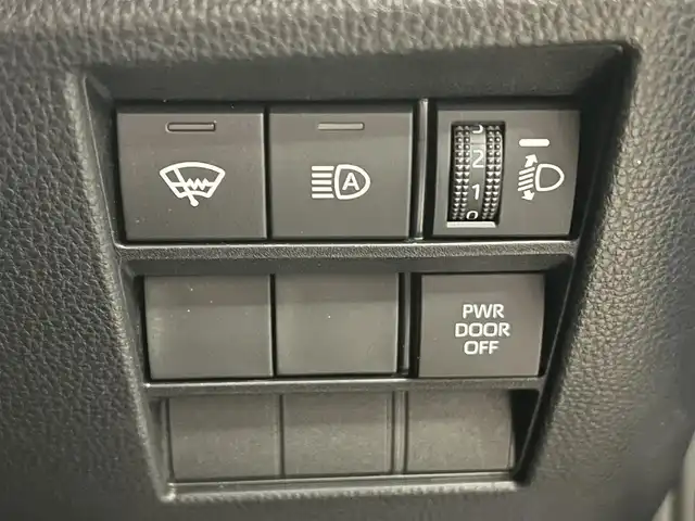 トヨタ ノア S－Z 秋田県 2024(令6)年 1.9万km アティチュードブラックマイカ ４WD/衝突軽減システム/LEDヘッドライト/両側パワースライドドア/純正メモリナビ（DVD/CD/BT/AM/FM）/フルセグ（走行中視聴不可能）/バックカメラ/トヨタ純正１６インチアルミ（夏タイヤ装着）/スマートキー/アイドリングストップ/プッシュスタート/クルーズコントロール追従走行あり/MTモード付AT/オートマチックハイビーム/コーナーセンサー/レーントレーシングアシスト/ステアリングスイッチ/前席シートヒーター/電動パーキングブレーキ/オートブレーキホールド機能/ビルトインETC/社外フロアマット/オートライト/ダブルオートエアコン/パワーステアリング/パワーウィンドウ/ヘッドライトレベライザー/横滑り防止/盗難防止装置/寒冷地仕様/電動格納ウィンカーミラー/保証書/取扱説明書/記録簿/スペアキー×１