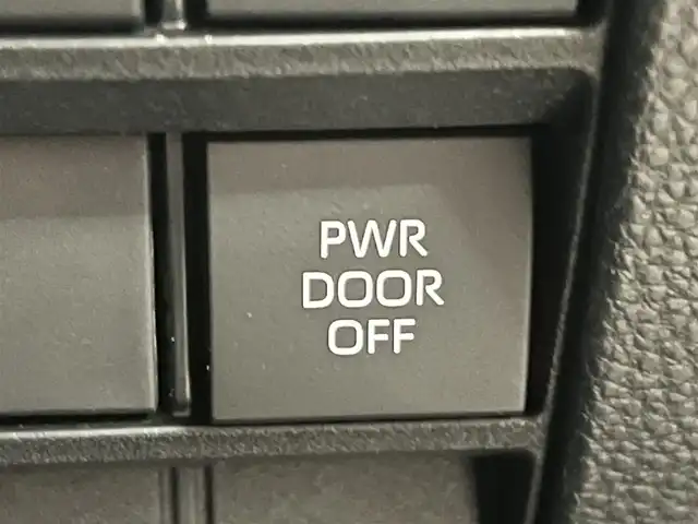 トヨタ ノア S－Z 秋田県 2024(令6)年 1.9万km アティチュードブラックマイカ ４WD/衝突軽減システム/LEDヘッドライト/両側パワースライドドア/純正メモリナビ（DVD/CD/BT/AM/FM）/フルセグ（走行中視聴不可能）/バックカメラ/トヨタ純正１６インチアルミ（夏タイヤ装着）/スマートキー/アイドリングストップ/プッシュスタート/クルーズコントロール追従走行あり/MTモード付AT/オートマチックハイビーム/コーナーセンサー/レーントレーシングアシスト/ステアリングスイッチ/前席シートヒーター/電動パーキングブレーキ/オートブレーキホールド機能/ビルトインETC/社外フロアマット/オートライト/ダブルオートエアコン/パワーステアリング/パワーウィンドウ/ヘッドライトレベライザー/横滑り防止/盗難防止装置/寒冷地仕様/電動格納ウィンカーミラー/保証書/取扱説明書/記録簿/スペアキー×１