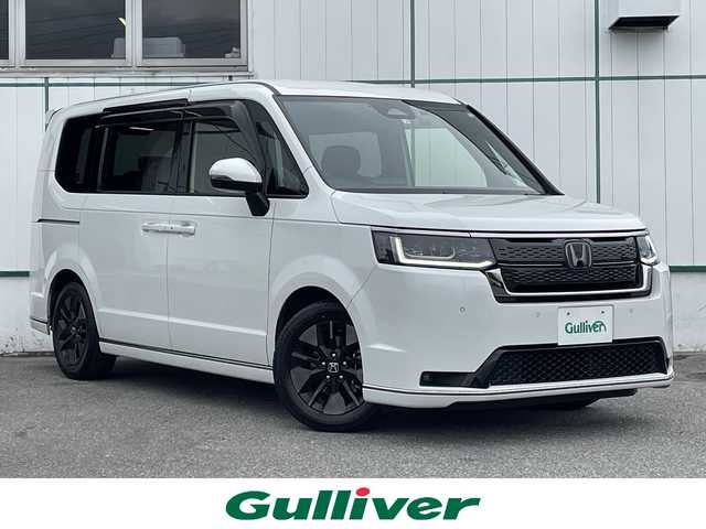 ホンダ ステップワゴン スパーダ eHEV 山梨県 2022(令4)年 6.5万km プラチナホワイトパール ワンオーナー/純正11型ナビ(BT/CD/DVD)/フルセグTV/パワースライドドア(両側)/パワーバックドア/バックカメラ/ビルトインETC/純正15.6型リア席モニター/渋滞追従機能付アダプティブクルーズコントロール/ソナーセンサー/ホンダセンシング/・衝突軽減ブレーキ/・誤発進抑制機能(前後)/・近距離衝突軽減ブレーキ/・歩行者事故低減ステアリング/・車線維持支援システム/・トラフィックジャムアシスト/・先行車発進お知らせ機能/・標識認識機能/・オートハイビーム/LEDヘッドランプ/デュアルオートエアコン/本革巻きステアリング/パドルシフト/合皮/撥水ファブリックコンビシート/前席シートヒーター/2列目キャプテンシート(オットマン付)/純正16インチアルミホイール/スマートキーシステム/禁煙車