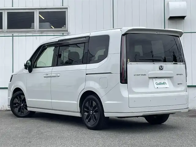 ホンダ ステップワゴン スパーダ eHEV 山梨県 2022(令4)年 6.5万km プラチナホワイトパール ワンオーナー/純正11型ナビ(BT/CD/DVD)/フルセグTV/パワースライドドア(両側)/パワーバックドア/バックカメラ/ビルトインETC/純正15.6型リア席モニター/渋滞追従機能付アダプティブクルーズコントロール/ソナーセンサー/ホンダセンシング/・衝突軽減ブレーキ/・誤発進抑制機能(前後)/・近距離衝突軽減ブレーキ/・歩行者事故低減ステアリング/・車線維持支援システム/・トラフィックジャムアシスト/・先行車発進お知らせ機能/・標識認識機能/・オートハイビーム/LEDヘッドランプ/デュアルオートエアコン/本革巻きステアリング/パドルシフト/合皮/撥水ファブリックコンビシート/前席シートヒーター/2列目キャプテンシート(オットマン付)/純正16インチアルミホイール/スマートキーシステム/禁煙車
