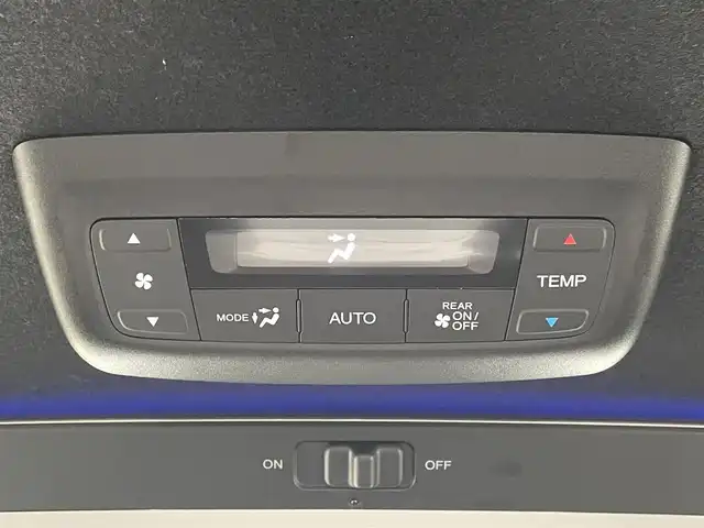 ホンダ ステップワゴン スパーダ eHEV 山梨県 2022(令4)年 6.5万km プラチナホワイトパール ワンオーナー/純正11型ナビ(BT/CD/DVD)/フルセグTV/パワースライドドア(両側)/パワーバックドア/バックカメラ/ビルトインETC/純正15.6型リア席モニター/渋滞追従機能付アダプティブクルーズコントロール/ソナーセンサー/ホンダセンシング/・衝突軽減ブレーキ/・誤発進抑制機能(前後)/・近距離衝突軽減ブレーキ/・歩行者事故低減ステアリング/・車線維持支援システム/・トラフィックジャムアシスト/・先行車発進お知らせ機能/・標識認識機能/・オートハイビーム/LEDヘッドランプ/デュアルオートエアコン/本革巻きステアリング/パドルシフト/合皮/撥水ファブリックコンビシート/前席シートヒーター/2列目キャプテンシート(オットマン付)/純正16インチアルミホイール/スマートキーシステム/禁煙車