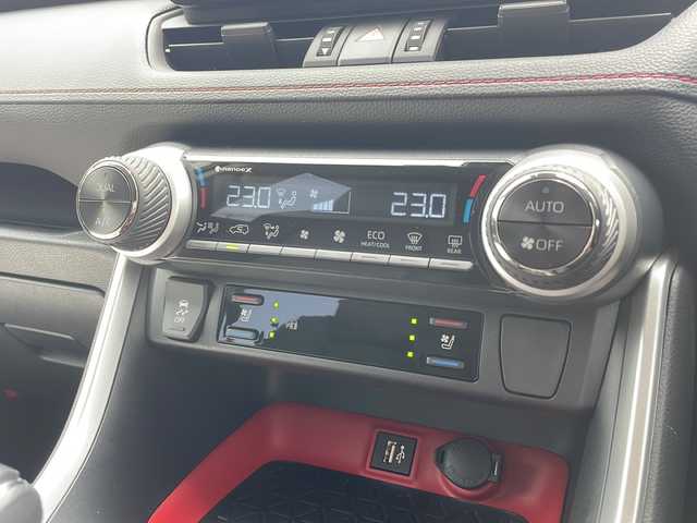 トヨタ ＲＡＶ４ アドベンチャー オフロードPKGⅡ 青森県 2022(令4)年 2.6万km スーパーホワイトⅡ 4WD/純正10.5インチディスプレイオーディオナビ/フルセグTV・Bluetooth・USB/OPパノラミックビューモニター/OPデジタルインナーミラー/OPパワーバックドア/黒合皮シート/前席エアシート・ヒーター/運転席パワーシート/ステアリングヒーター/セーフティセンス/プリクラッシュセーフティ/レーダークルーズコントロール/レーントレーシングアシスト/オートマチックハイビーム/ブラインドスポットモニター/前後コーナーセンサー/社外前後ドライブレコーダー/ビルトインETC2.0/純正フロアマット/トヨタアップグレードLEDヘッドランプ/LEDフォグランプ/専用ブリッジ型ルーフレール/専用サスペンション/専用18インチアルミ