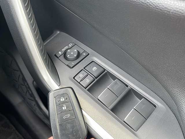トヨタ ＲＡＶ４ アドベンチャー オフロードPKGⅡ 青森県 2022(令4)年 2.6万km スーパーホワイトⅡ 4WD/純正10.5インチディスプレイオーディオナビ/フルセグTV・Bluetooth・USB/OPパノラミックビューモニター/OPデジタルインナーミラー/OPパワーバックドア/黒合皮シート/前席エアシート・ヒーター/運転席パワーシート/ステアリングヒーター/セーフティセンス/プリクラッシュセーフティ/レーダークルーズコントロール/レーントレーシングアシスト/オートマチックハイビーム/ブラインドスポットモニター/前後コーナーセンサー/社外前後ドライブレコーダー/ビルトインETC2.0/純正フロアマット/トヨタアップグレードLEDヘッドランプ/LEDフォグランプ/専用ブリッジ型ルーフレール/専用サスペンション/専用18インチアルミ