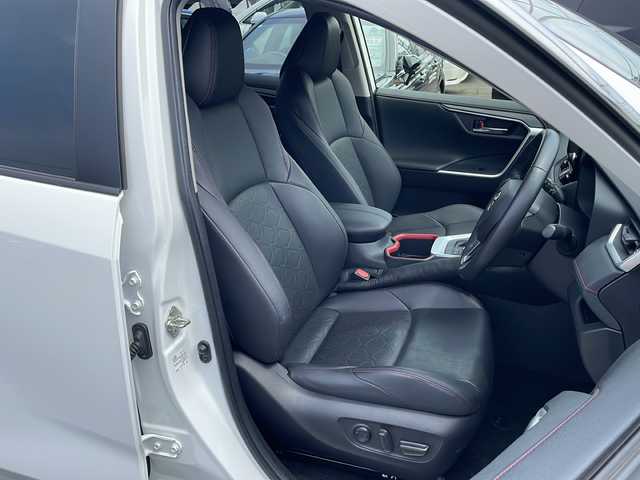 トヨタ ＲＡＶ４ アドベンチャー オフロードPKGⅡ 青森県 2022(令4)年 2.6万km スーパーホワイトⅡ 4WD/純正10.5インチディスプレイオーディオナビ/フルセグTV・Bluetooth・USB/OPパノラミックビューモニター/OPデジタルインナーミラー/OPパワーバックドア/黒合皮シート/前席エアシート・ヒーター/運転席パワーシート/ステアリングヒーター/セーフティセンス/プリクラッシュセーフティ/レーダークルーズコントロール/レーントレーシングアシスト/オートマチックハイビーム/ブラインドスポットモニター/前後コーナーセンサー/社外前後ドライブレコーダー/ビルトインETC2.0/純正フロアマット/トヨタアップグレードLEDヘッドランプ/LEDフォグランプ/専用ブリッジ型ルーフレール/専用サスペンション/専用18インチアルミ