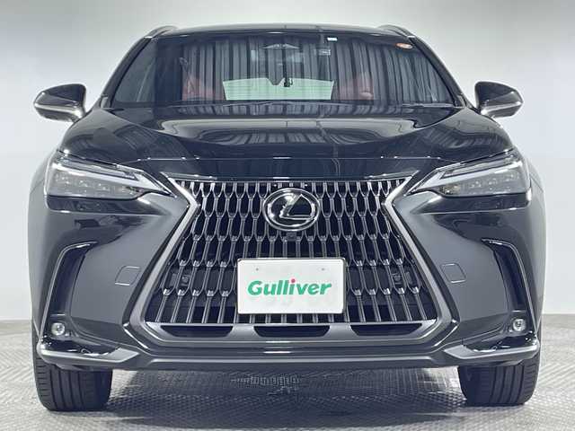 レクサス ＮＸ 350h バージョンL 神奈川県 2023(令5)年 3.3万km グラファイトブラックガラスフレーク ムーンルーフ/カラードフェンダーアーチモール/マークレビンソン/パノラミックビューモニター/三眼LEDヘッドライト/純正14インチディスプレイオーディオ/ナビ　フルセグ　Bluetooth CD DVD USB　MiraCast　apple car play　android auto/レクサスセーフティーシステム＋/プリクラッシュセーフティ (PCS)/交差点衝突回避支援/緊急時操舵支援（アクティブ操舵機能）/プロアクティブドライビングアシスト (PDA)/ブレーキ操舵支援/発進遅れ告知機能 (TMN) /運転支援/レーダークルーズコントロール（全車速追従機能付）/レーントレーシングアシスト (LTA)/レーンチェンジアシスト (LCA)/ロードサインアシスト (RSA) /アダプティブハイビームシステム (AHS)/オートマチックハイビーム (AHB) /パーキングサポートブレーキ (PKSB) /ドライバー異常時対応システム /レクサスチームメイト/パーキングアシスト/アドバンストパーク/パワーシート（D＋N席）/シートヒーター（D＋N席）/ベンチレーション（D＋N席）/社外前後ドラレコ/ビルトインETC2.0/ブラインドスポットモニター