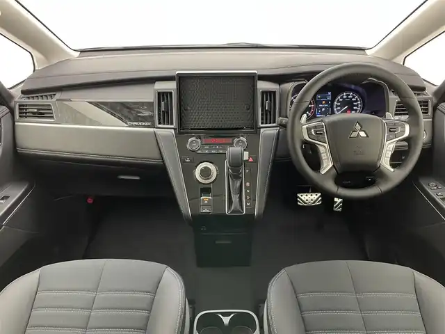 三菱 デリカＤ：５ シャモニー 愛知県 2025(令7)年 0.1千km 黒Ⅱ 登録済未使用車　ｅ－Ａｓｓｉｓｔ　衝突軽減　追従クルコン　ハーフレザー　シートヒーター　オリジナルナビ取付ＰＫＧ　リアモニター取付ＰＫＧ　ツートンカラー　両側パワスラ　電動パーキング　ＬＥＤ　禁煙車　パワーバックドア　ステアリングヒーター/CHAMONIX 　4WD　e-Assist/オリジナルナビ取付パッケージ/リアモニター取付パッケージ/ステップレス