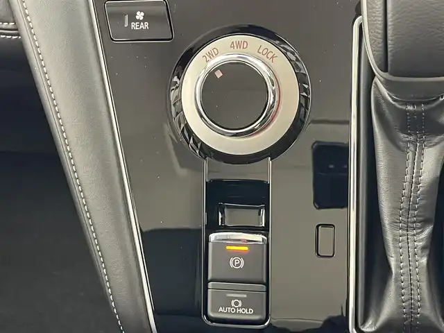 三菱 デリカＤ：５ シャモニー 愛知県 2025(令7)年 0.1千km 黒Ⅱ 登録済未使用車　ｅ－Ａｓｓｉｓｔ　衝突軽減　追従クルコン　ハーフレザー　シートヒーター　オリジナルナビ取付ＰＫＧ　リアモニター取付ＰＫＧ　ツートンカラー　両側パワスラ　電動パーキング　ＬＥＤ　禁煙車　パワーバックドア　ステアリングヒーター/CHAMONIX 　4WD　e-Assist/オリジナルナビ取付パッケージ/リアモニター取付パッケージ/ステップレス