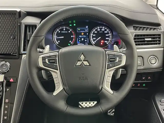 三菱 デリカＤ：５ シャモニー 愛知県 2025(令7)年 0.1千km 黒Ⅱ 登録済未使用車　ｅ－Ａｓｓｉｓｔ　衝突軽減　追従クルコン　ハーフレザー　シートヒーター　オリジナルナビ取付ＰＫＧ　リアモニター取付ＰＫＧ　ツートンカラー　両側パワスラ　電動パーキング　ＬＥＤ　禁煙車　パワーバックドア　ステアリングヒーター/CHAMONIX 　4WD　e-Assist/オリジナルナビ取付パッケージ/リアモニター取付パッケージ/ステップレス