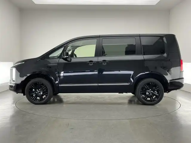 三菱 デリカＤ：５ シャモニー 愛知県 2025(令7)年 0.1千km 黒Ⅱ 登録済未使用車　ｅ－Ａｓｓｉｓｔ　衝突軽減　追従クルコン　ハーフレザー　シートヒーター　オリジナルナビ取付ＰＫＧ　リアモニター取付ＰＫＧ　ツートンカラー　両側パワスラ　電動パーキング　ＬＥＤ　禁煙車　パワーバックドア　ステアリングヒーター/CHAMONIX 　4WD　e-Assist/オリジナルナビ取付パッケージ/リアモニター取付パッケージ/ステップレス