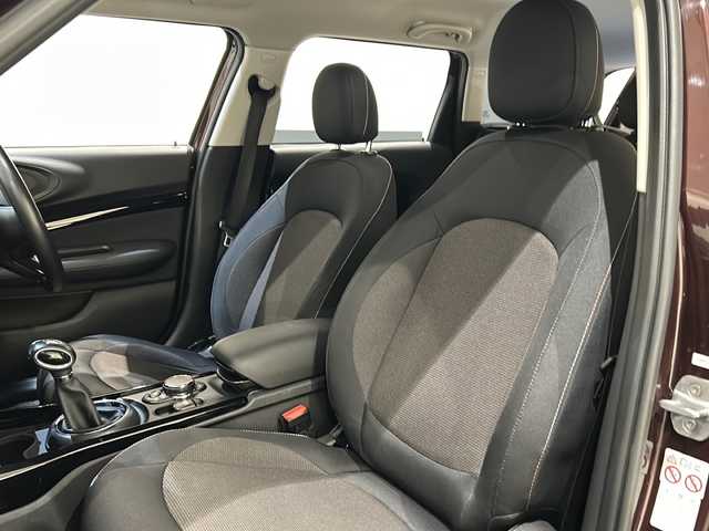 ＭＩＮＩ ミニ クラブマン クーパーD 新潟県 2019(平31)年 4.3万km ピュアバーガンディー ツートーンカラー/・ピュアバーガンディーメタリック/シルバー/アクティブクルーズコントロール/前車接近警告機能/衝突回避 被害軽減ブレーキ/パークディスタンスコントロール/バックカメラ/HDDナビゲーション/・Bluetooth/USB/ETC機能付きルームミラー/スマートキー/ネット スポーク ブラック（17インチAW）/LEDヘッドライト/LEDフロントフォグランプ/純正フロアマット