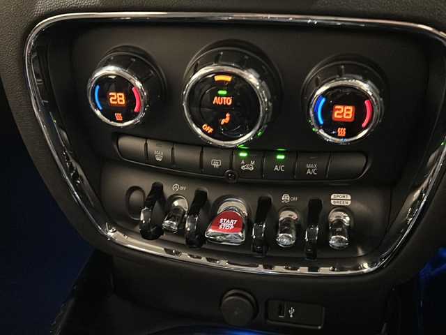 ＭＩＮＩ ミニ クラブマン クーパーD 新潟県 2019(平31)年 4.3万km ピュアバーガンディー ツートーンカラー/・ピュアバーガンディーメタリック/シルバー/アクティブクルーズコントロール/前車接近警告機能/衝突回避 被害軽減ブレーキ/パークディスタンスコントロール/バックカメラ/HDDナビゲーション/・Bluetooth/USB/ETC機能付きルームミラー/スマートキー/ネット スポーク ブラック（17インチAW）/LEDヘッドライト/LEDフロントフォグランプ/純正フロアマット