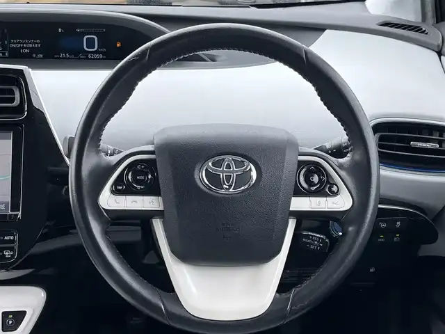 トヨタ プリウス A ツーリングセレクション 奈良県 2016(平28)年 6.2万km ホワイトパールクリスタルシャイン 純正９インチナビ　/フルセグＴＶ　/ＴＲＤフルエアロ　/シートヒーター　/レザーシート　/バックカメラ　/ビルトインＥＴＣ　/前後コーナーセンサー　/ドライブレコーダー　/追従型クルーズコントロール　/ＢＳＭ　/ＨＵＤ/レーンキープアシスト/パーキングアシスト/純正１７インチアルミ/レザーシート/前列シートヒーター/盗難防止装置/オートライト/衝突被害軽減システム