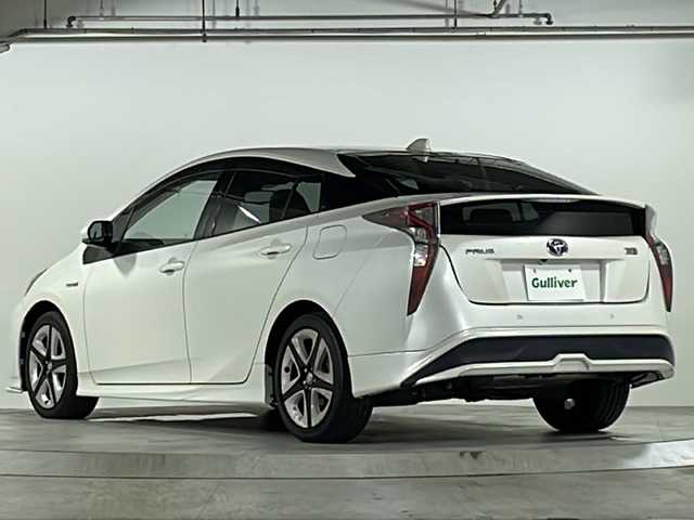 トヨタ プリウス A ツーリングセレクション 広島県 2016(平28)年 6.2万km ホワイトパールクリスタルシャイン ＴＲＤフルエアロ/衝突軽減ブレーキ/純正９インチナビ　/CD/DVD/フルセグＴＶ/Bluetooth　/バックカメラ　/ビルトインＥＴＣ　/前後コーナーセンサー　/前後ドライブレコーダー　/追従型クルーズコントロール　/ＢＳＭ　/ＨＵＤ/レーンキープアシスト/パーキングアシスト/純正１７インチアルミホイール/レザーシート/前列シートヒーター/盗難防止装置/LEDライト/フォグライト/オートライト
