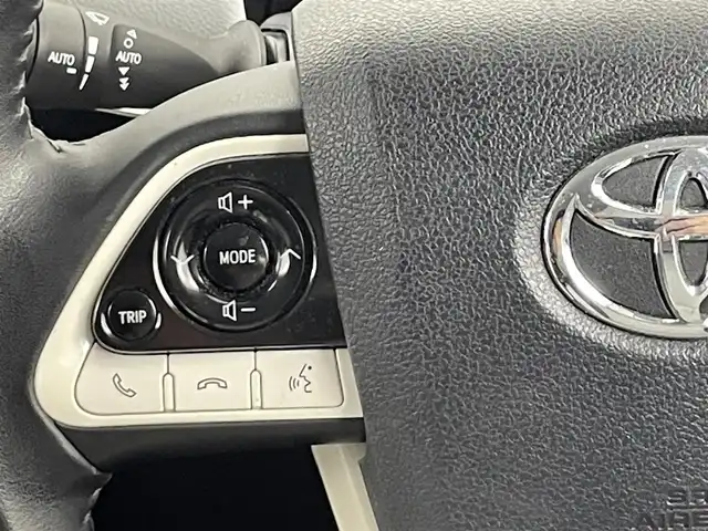 トヨタ プリウス A ツーリングセレクション 大阪府 2016(平28)年 6.3万km ホワイトパールクリスタルシャイン ＴＲＤフルエアロ/衝突軽減ブレーキ/純正９インチナビ　/CD/DVD/フルセグＴＶ/Bluetooth　/バックカメラ　/ビルトインＥＴＣ　/前後コーナーセンサー　/前後ドライブレコーダー　/追従型クルーズコントロール　/ブラインドスポットモニター/ヘッドアップディスプレイ/レーンキープアシスト/パーキングアシスト/純正１７インチアルミホイール/レザーシート/前列シートヒーター/盗難防止装置/LEDライト/フォグライト/オートライト