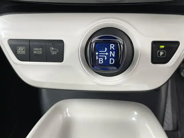 トヨタ プリウス A ツーリングセレクション 大阪府 2016(平28)年 6.3万km ホワイトパールクリスタルシャイン ＴＲＤフルエアロ/衝突軽減ブレーキ/純正９インチナビ　/CD/DVD/フルセグＴＶ/Bluetooth　/バックカメラ　/ビルトインＥＴＣ　/前後コーナーセンサー　/前後ドライブレコーダー　/追従型クルーズコントロール　/ブラインドスポットモニター/ヘッドアップディスプレイ/レーンキープアシスト/パーキングアシスト/純正１７インチアルミホイール/レザーシート/前列シートヒーター/盗難防止装置/LEDライト/フォグライト/オートライト