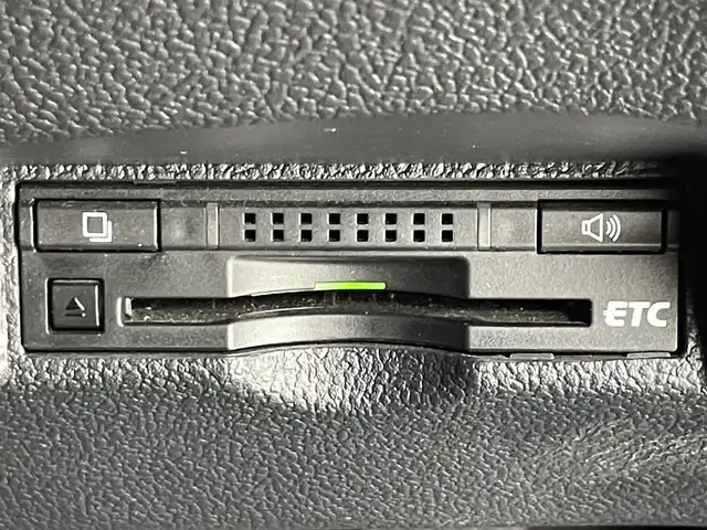 トヨタ プリウス A ツーリングセレクション 大阪府 2016(平28)年 6.3万km ホワイトパールクリスタルシャイン ＴＲＤフルエアロ/衝突軽減ブレーキ/純正９インチナビ　/CD/DVD/フルセグＴＶ/Bluetooth　/バックカメラ　/ビルトインＥＴＣ　/前後コーナーセンサー　/前後ドライブレコーダー　/追従型クルーズコントロール　/ブラインドスポットモニター/ヘッドアップディスプレイ/レーンキープアシスト/パーキングアシスト/純正１７インチアルミホイール/レザーシート/前列シートヒーター/盗難防止装置/LEDライト/フォグライト/オートライト