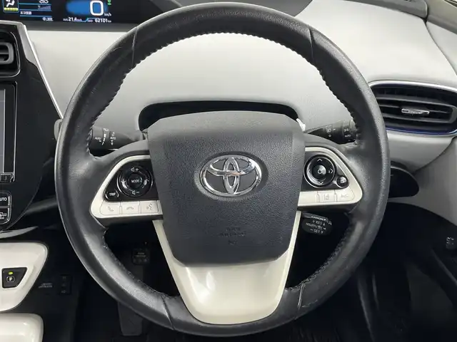 トヨタ プリウス A ツーリングセレクション 大阪府 2016(平28)年 6.3万km ホワイトパールクリスタルシャイン ＴＲＤフルエアロ/衝突軽減ブレーキ/純正９インチナビ　/CD/DVD/フルセグＴＶ/Bluetooth　/バックカメラ　/ビルトインＥＴＣ　/前後コーナーセンサー　/前後ドライブレコーダー　/追従型クルーズコントロール　/ブラインドスポットモニター/ヘッドアップディスプレイ/レーンキープアシスト/パーキングアシスト/純正１７インチアルミホイール/レザーシート/前列シートヒーター/盗難防止装置/LEDライト/フォグライト/オートライト