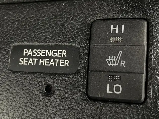 トヨタ プリウス A ツーリングセレクション 大阪府 2016(平28)年 6.3万km ホワイトパールクリスタルシャイン ＴＲＤフルエアロ/衝突軽減ブレーキ/純正９インチナビ　/CD/DVD/フルセグＴＶ/Bluetooth　/バックカメラ　/ビルトインＥＴＣ　/前後コーナーセンサー　/前後ドライブレコーダー　/追従型クルーズコントロール　/ブラインドスポットモニター/ヘッドアップディスプレイ/レーンキープアシスト/パーキングアシスト/純正１７インチアルミホイール/レザーシート/前列シートヒーター/盗難防止装置/LEDライト/フォグライト/オートライト