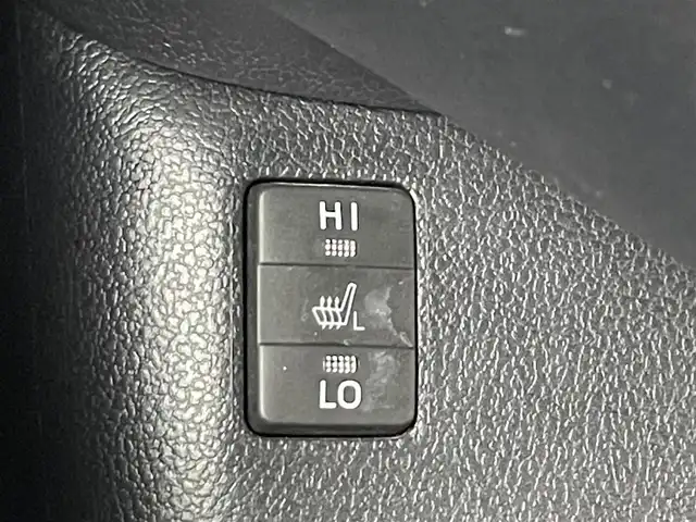 トヨタ プリウス A ツーリングセレクション 大阪府 2016(平28)年 6.3万km ホワイトパールクリスタルシャイン ＴＲＤフルエアロ/衝突軽減ブレーキ/純正９インチナビ　/CD/DVD/フルセグＴＶ/Bluetooth　/バックカメラ　/ビルトインＥＴＣ　/前後コーナーセンサー　/前後ドライブレコーダー　/追従型クルーズコントロール　/ブラインドスポットモニター/ヘッドアップディスプレイ/レーンキープアシスト/パーキングアシスト/純正１７インチアルミホイール/レザーシート/前列シートヒーター/盗難防止装置/LEDライト/フォグライト/オートライト