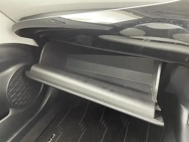 トヨタ プリウス A ツーリングセレクション 大阪府 2016(平28)年 6.3万km ホワイトパールクリスタルシャイン ＴＲＤフルエアロ/衝突軽減ブレーキ/純正９インチナビ　/CD/DVD/フルセグＴＶ/Bluetooth　/バックカメラ　/ビルトインＥＴＣ　/前後コーナーセンサー　/前後ドライブレコーダー　/追従型クルーズコントロール　/ブラインドスポットモニター/ヘッドアップディスプレイ/レーンキープアシスト/パーキングアシスト/純正１７インチアルミホイール/レザーシート/前列シートヒーター/盗難防止装置/LEDライト/フォグライト/オートライト