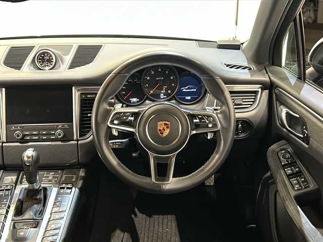 ポルシェ マカン GTS 新潟県 2018(平30)年 4.5万km ジェットブラック 4WD/スポーツクロノパッケージ/アダプティブクルーズコントロール/純正RSスパイダーデザイン20インチアルミホイール/PDLS付LEDヘッドライト/ハーフレザーシート/シートヒーター/パワーシート/純正HDDナビ/(CD/DVD/Bluetooth/USB/AUX)/バックカメラ/ETC/ドライブレコーダー/コーナーセンサー/ポルシェエントリー&ドライブ/GPSレーダー探知機/車線逸脱警報/パドルシフト/パワーバックドア/アイドリングストップ/横滑り防止装置/フロアマット/保証書/取扱説明書/記録簿