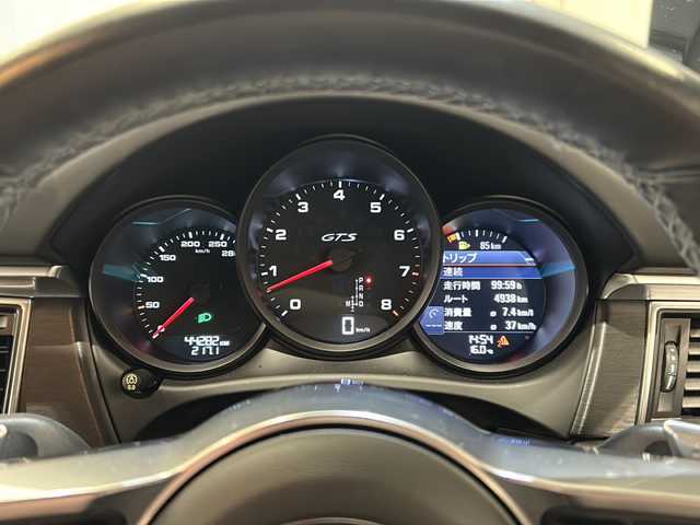 ポルシェ マカン GTS 新潟県 2018(平30)年 4.5万km ジェットブラック 4WD/スポーツクロノパッケージ/アダプティブクルーズコントロール/純正RSスパイダーデザイン20インチアルミホイール/PDLS付LEDヘッドライト/ハーフレザーシート/シートヒーター/パワーシート/純正HDDナビ/(CD/DVD/Bluetooth/USB/AUX)/バックカメラ/ETC/ドライブレコーダー/コーナーセンサー/ポルシェエントリー&ドライブ/GPSレーダー探知機/車線逸脱警報/パドルシフト/パワーバックドア/アイドリングストップ/横滑り防止装置/フロアマット/保証書/取扱説明書/記録簿
