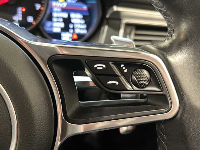 ポルシェ マカン GTS 新潟県 2018(平30)年 4.5万km ジェットブラック 4WD/スポーツクロノパッケージ/アダプティブクルーズコントロール/純正RSスパイダーデザイン20インチアルミホイール/PDLS付LEDヘッドライト/ハーフレザーシート/シートヒーター/パワーシート/純正HDDナビ/(CD/DVD/Bluetooth/USB/AUX)/バックカメラ/ETC/ドライブレコーダー/コーナーセンサー/ポルシェエントリー&ドライブ/GPSレーダー探知機/車線逸脱警報/パドルシフト/パワーバックドア/アイドリングストップ/横滑り防止装置/フロアマット/保証書/取扱説明書/記録簿