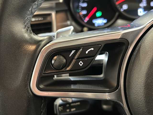 ポルシェ マカン GTS 新潟県 2018(平30)年 4.5万km ジェットブラック 4WD/スポーツクロノパッケージ/アダプティブクルーズコントロール/純正RSスパイダーデザイン20インチアルミホイール/PDLS付LEDヘッドライト/ハーフレザーシート/シートヒーター/パワーシート/純正HDDナビ/(CD/DVD/Bluetooth/USB/AUX)/バックカメラ/ETC/ドライブレコーダー/コーナーセンサー/ポルシェエントリー&ドライブ/GPSレーダー探知機/車線逸脱警報/パドルシフト/パワーバックドア/アイドリングストップ/横滑り防止装置/フロアマット/保証書/取扱説明書/記録簿