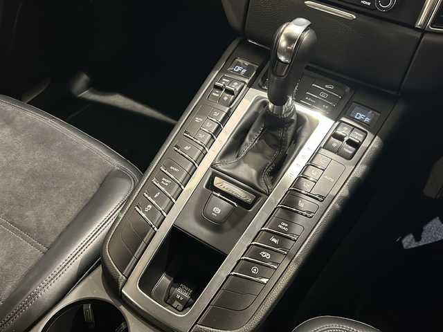 ポルシェ マカン GTS 新潟県 2018(平30)年 4.5万km ジェットブラック 4WD/スポーツクロノパッケージ/アダプティブクルーズコントロール/純正RSスパイダーデザイン20インチアルミホイール/PDLS付LEDヘッドライト/ハーフレザーシート/シートヒーター/パワーシート/純正HDDナビ/(CD/DVD/Bluetooth/USB/AUX)/バックカメラ/ETC/ドライブレコーダー/コーナーセンサー/ポルシェエントリー&ドライブ/GPSレーダー探知機/車線逸脱警報/パドルシフト/パワーバックドア/アイドリングストップ/横滑り防止装置/フロアマット/保証書/取扱説明書/記録簿