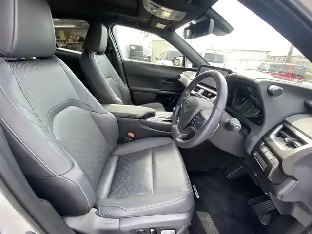 レクサス ＵＸ 250h バージョンL 福岡県 2023(令5)年 2万km ソニッククォーツ ムーンルーフ/パノラミックビューモニター/純正ナビ/フルセグ/黒革/パワーシート/シートヒーター/ベンチレーション/前後ドラレコ/ETC