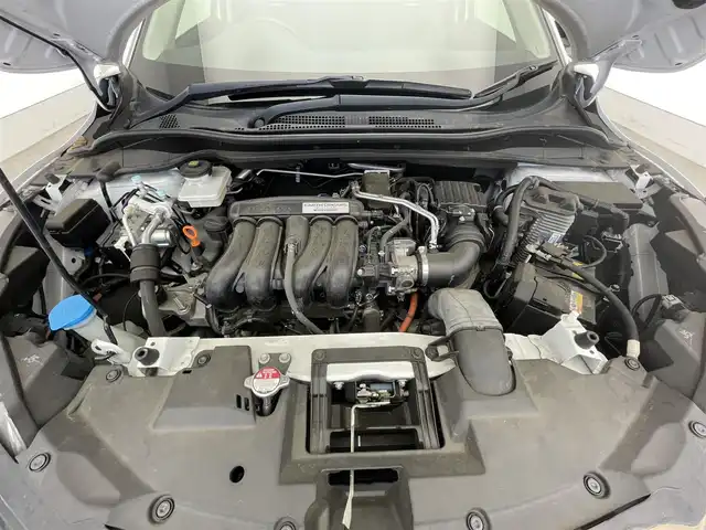 ホンダ ヴェゼル ハイブリッド ホンダセンシング 滋賀県 2019(平31)年 2万km プラチナホワイトパール 禁煙車/純正ナビ/（CD/SD/Bluetooth）/バックカメラ/前後ドライブレコーダー/ビルトインETC/衝突被害軽減ブレーキ/路外逸脱抑制システム/レーンキープアシストシステム/標識認識機能/革巻きステアリング/アダプティブクルーズコントロール/ステアリングリモコン/LEDヘッドライト/オートヘッドライト/純正アルミホイール/レザー調シートカバー/電動パーキングブレーキ/オートホールドブレーキ