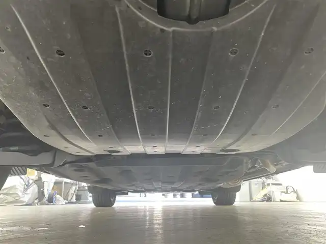 ホンダ ヴェゼル ハイブリッド ホンダセンシング 滋賀県 2019(平31)年 2万km プラチナホワイトパール 禁煙車/純正ナビ/（CD/SD/Bluetooth）/バックカメラ/前後ドライブレコーダー/ビルトインETC/衝突被害軽減ブレーキ/路外逸脱抑制システム/レーンキープアシストシステム/標識認識機能/革巻きステアリング/アダプティブクルーズコントロール/ステアリングリモコン/LEDヘッドライト/オートヘッドライト/純正アルミホイール/レザー調シートカバー/電動パーキングブレーキ/オートホールドブレーキ