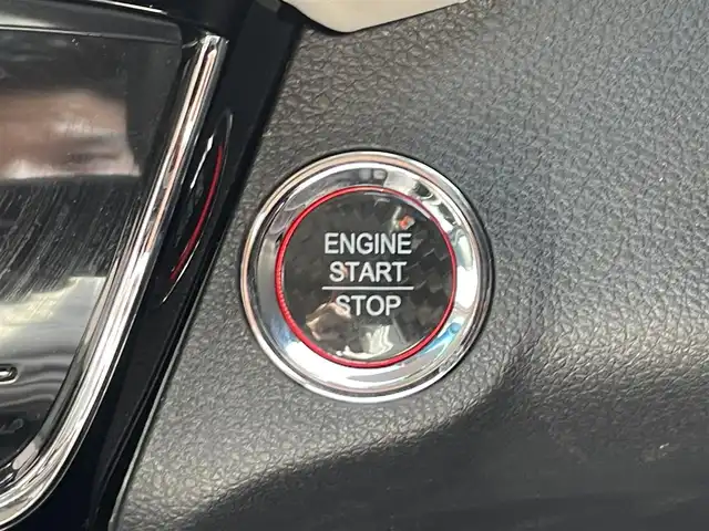 ホンダ ヴェゼル ハイブリッド ホンダセンシング 滋賀県 2019(平31)年 2万km プラチナホワイトパール 禁煙車/純正ナビ/（CD/SD/Bluetooth）/バックカメラ/前後ドライブレコーダー/ビルトインETC/衝突被害軽減ブレーキ/路外逸脱抑制システム/レーンキープアシストシステム/標識認識機能/革巻きステアリング/アダプティブクルーズコントロール/ステアリングリモコン/LEDヘッドライト/オートヘッドライト/純正アルミホイール/レザー調シートカバー/電動パーキングブレーキ/オートホールドブレーキ