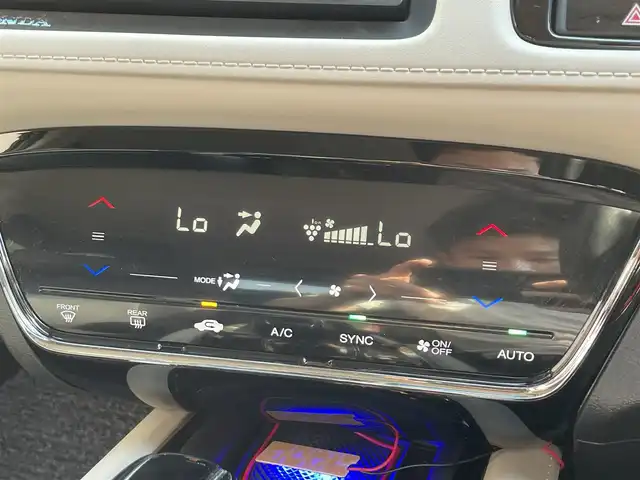 ホンダ ヴェゼル ハイブリッド ホンダセンシング 滋賀県 2019(平31)年 2万km プラチナホワイトパール 禁煙車/純正ナビ/（CD/SD/Bluetooth）/バックカメラ/前後ドライブレコーダー/ビルトインETC/衝突被害軽減ブレーキ/路外逸脱抑制システム/レーンキープアシストシステム/標識認識機能/革巻きステアリング/アダプティブクルーズコントロール/ステアリングリモコン/LEDヘッドライト/オートヘッドライト/純正アルミホイール/レザー調シートカバー/電動パーキングブレーキ/オートホールドブレーキ