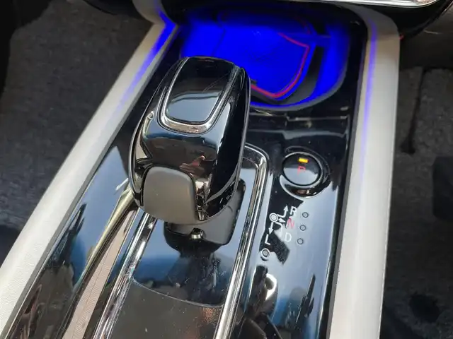 ホンダ ヴェゼル ハイブリッド ホンダセンシング 滋賀県 2019(平31)年 2万km プラチナホワイトパール 禁煙車/純正ナビ/（CD/SD/Bluetooth）/バックカメラ/前後ドライブレコーダー/ビルトインETC/衝突被害軽減ブレーキ/路外逸脱抑制システム/レーンキープアシストシステム/標識認識機能/革巻きステアリング/アダプティブクルーズコントロール/ステアリングリモコン/LEDヘッドライト/オートヘッドライト/純正アルミホイール/レザー調シートカバー/電動パーキングブレーキ/オートホールドブレーキ