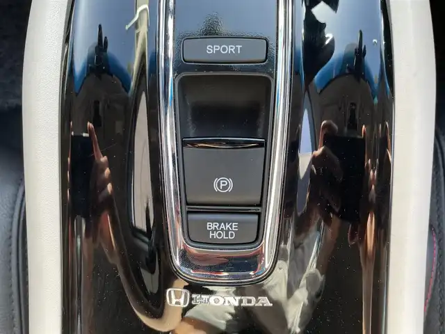 ホンダ ヴェゼル ハイブリッド ホンダセンシング 滋賀県 2019(平31)年 2万km プラチナホワイトパール 禁煙車/純正ナビ/（CD/SD/Bluetooth）/バックカメラ/前後ドライブレコーダー/ビルトインETC/衝突被害軽減ブレーキ/路外逸脱抑制システム/レーンキープアシストシステム/標識認識機能/革巻きステアリング/アダプティブクルーズコントロール/ステアリングリモコン/LEDヘッドライト/オートヘッドライト/純正アルミホイール/レザー調シートカバー/電動パーキングブレーキ/オートホールドブレーキ