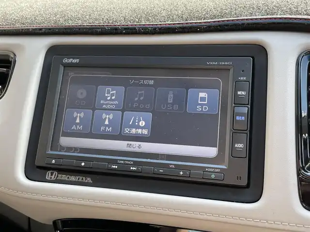 ホンダ ヴェゼル ハイブリッド ホンダセンシング 滋賀県 2019(平31)年 2万km プラチナホワイトパール 禁煙車/純正ナビ/（CD/SD/Bluetooth）/バックカメラ/前後ドライブレコーダー/ビルトインETC/衝突被害軽減ブレーキ/路外逸脱抑制システム/レーンキープアシストシステム/標識認識機能/革巻きステアリング/アダプティブクルーズコントロール/ステアリングリモコン/LEDヘッドライト/オートヘッドライト/純正アルミホイール/レザー調シートカバー/電動パーキングブレーキ/オートホールドブレーキ