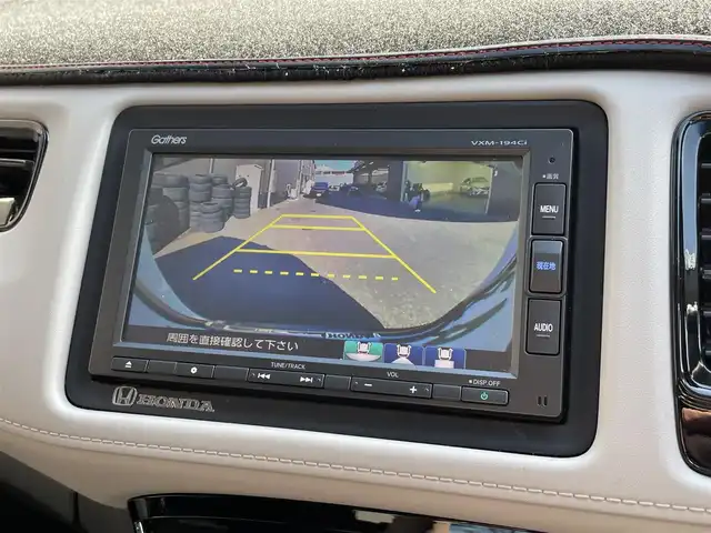 ホンダ ヴェゼル ハイブリッド ホンダセンシング 滋賀県 2019(平31)年 2万km プラチナホワイトパール 禁煙車/純正ナビ/（CD/SD/Bluetooth）/バックカメラ/前後ドライブレコーダー/ビルトインETC/衝突被害軽減ブレーキ/路外逸脱抑制システム/レーンキープアシストシステム/標識認識機能/革巻きステアリング/アダプティブクルーズコントロール/ステアリングリモコン/LEDヘッドライト/オートヘッドライト/純正アルミホイール/レザー調シートカバー/電動パーキングブレーキ/オートホールドブレーキ