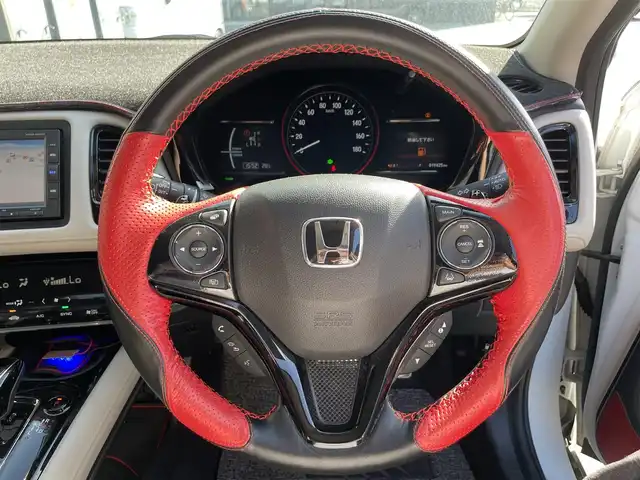 ホンダ ヴェゼル ハイブリッド ホンダセンシング 滋賀県 2019(平31)年 2万km プラチナホワイトパール 禁煙車/純正ナビ/（CD/SD/Bluetooth）/バックカメラ/前後ドライブレコーダー/ビルトインETC/衝突被害軽減ブレーキ/路外逸脱抑制システム/レーンキープアシストシステム/標識認識機能/革巻きステアリング/アダプティブクルーズコントロール/ステアリングリモコン/LEDヘッドライト/オートヘッドライト/純正アルミホイール/レザー調シートカバー/電動パーキングブレーキ/オートホールドブレーキ