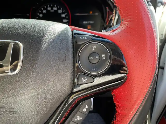 ホンダ ヴェゼル ハイブリッド ホンダセンシング 滋賀県 2019(平31)年 2万km プラチナホワイトパール 禁煙車/純正ナビ/（CD/SD/Bluetooth）/バックカメラ/前後ドライブレコーダー/ビルトインETC/衝突被害軽減ブレーキ/路外逸脱抑制システム/レーンキープアシストシステム/標識認識機能/革巻きステアリング/アダプティブクルーズコントロール/ステアリングリモコン/LEDヘッドライト/オートヘッドライト/純正アルミホイール/レザー調シートカバー/電動パーキングブレーキ/オートホールドブレーキ