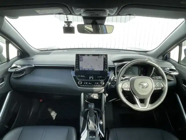 トヨタ カローラ クロス ハイブリッド Z 滋賀県 2021(令3)年 2.1万km ダークブルーマイカM ４WD/純正9型ディスプレイオーディオ/・Bluetooth/・フルセグ/・Mira Cast/パノラミックビューモニター/ステアリングリモコン/革巻きステアリング/ステアリングヒーター/ETC/前後ドライブレコーダー/レーダークルーズコントロール/運転席パワーシート/前席シートヒーター/パワーバックドア/オートリトラミラー/LEDオートライト/オートハイビーム/フォグライト/プリクラッシュセーフティ/ブラインドスポットモニター/スマートキー/プッシュスタート