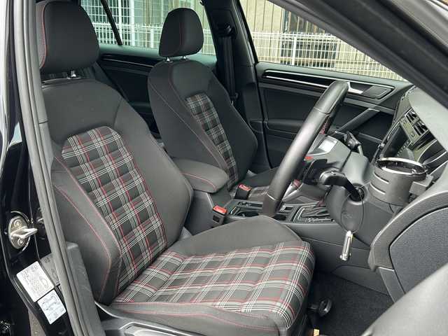 フォルクスワーゲン ゴルフ ＧＴＩ 京都府 2016(平28)年 6万km 黒 純正ＳＤナビ　/フルセグＴＶ　/バックカメラ　/コーナーセンサー　/電動リアゲート　/ドライブレコーダー　/ＭＴモード付ＡＴ　/クローズコントロール　/盗難防止装置/横滑り防止装置/オートライト/AUX接続/Bluetooth接続/ウィンカーミラー　/スマートキー/スペアキー/ＥＴＣ/W＋サイドエアバッグ/カーテンエアバック