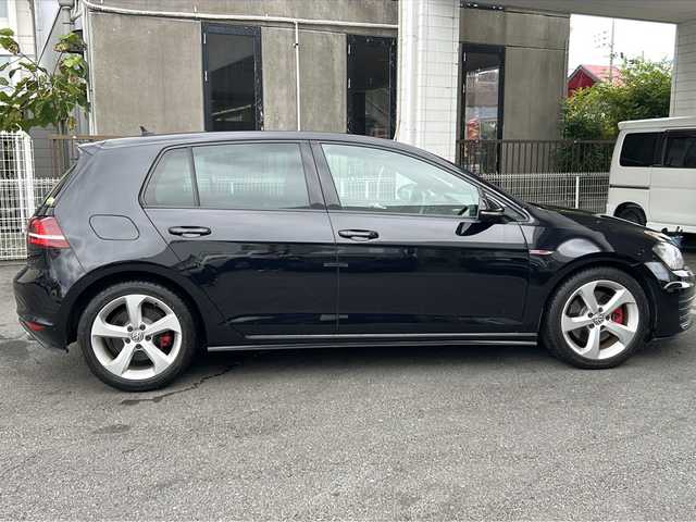 フォルクスワーゲン ゴルフ ＧＴＩ 京都府 2016(平28)年 6万km 黒 純正ＳＤナビ　/フルセグＴＶ　/バックカメラ　/コーナーセンサー　/電動リアゲート　/ドライブレコーダー　/ＭＴモード付ＡＴ　/クローズコントロール　/盗難防止装置/横滑り防止装置/オートライト/AUX接続/Bluetooth接続/ウィンカーミラー　/スマートキー/スペアキー/ＥＴＣ/W＋サイドエアバッグ/カーテンエアバック