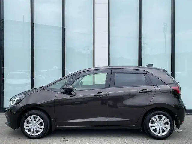 ホンダ フィット e:HEVホーム 大阪府 2020(令2)年 3.8万km プレミアムグラマラスブロンズP 純正８インチナビ/  フルセグTV/CD/DVD/Bluetooth/USB/バックモニター/横滑り防止装置/衝突軽減ブレーキ/コーナーセンサー/レーダークルーズコントロール/レーンキープアシスト/ステアリングスイッチ/アイドリングストップ/オートマチックハイビーム/純正15インチアルミホイール/ハーフレザーシート/純正フロアマット/プッシュスタート/スマートキー/ＥＴＣ/ＬＥＤライト/禁煙車