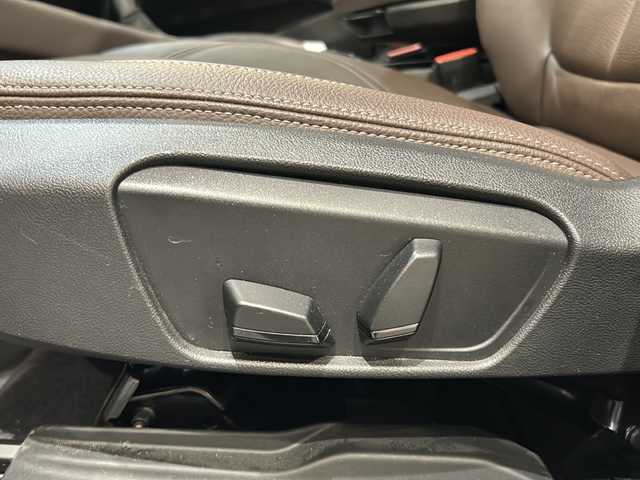 ＢＭＷ Ｘ１ xDrive 18d xライン 新潟県 2019(平31)年 2.7万km ミネラルホワイト ハイラインパッケージ/-パーフォレーテッドダコタレザーシート/-フロントシートヒーター/-オークインテリアトリム/コンフォートパッケージ/-パワーバックドア/-リヤシートスライド/-メモリ付きパワーシート/主要装備/インテリジェントセーフティ/純正HDDナビ/バックカメラ/ETC/LEDヘッドライト/純正アルミホイール/コーナーセンサー/アンビエントライト