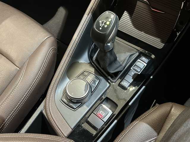 ＢＭＷ Ｘ１ xDrive 18d xライン 新潟県 2019(平31)年 2.7万km ミネラルホワイト ハイラインパッケージ/-パーフォレーテッドダコタレザーシート/-フロントシートヒーター/-オークインテリアトリム/コンフォートパッケージ/-パワーバックドア/-リヤシートスライド/-メモリ付きパワーシート/主要装備/インテリジェントセーフティ/純正HDDナビ/バックカメラ/ETC/LEDヘッドライト/純正アルミホイール/コーナーセンサー/アンビエントライト