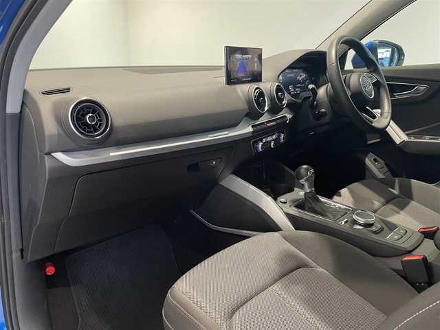 アウディ Ｑ２ 30TFSIスポーツ 滋賀県 2019(平31)年 2.7万km 青 バーチャルコクピット　/ＭＭＩナビ　/Ｂｌｕｅｔｏｏｔｈ　/バックカメラ　/フルセグＴＶ　/ＡＣＣ　/ＬＫＡ　/ＢＳＭ　/シートヒーター　/コーナーセンサー　/パワーバックドア　/ドライブレコーダー　/ＥＴＣ２．０/プッシュスタート/アイドリングストップ/ウィンカーミラー