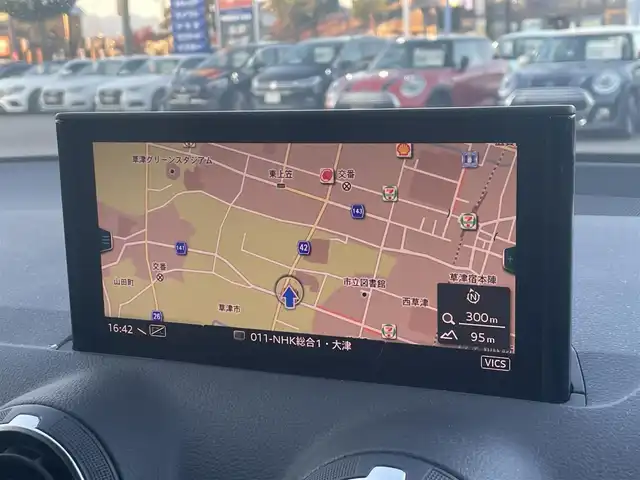 アウディ Ｑ２ 30TFSIスポーツ 滋賀県 2019(平31)年 2.7万km 青 ナビゲーションパッケージ/MMIナビゲーションシステム/地デジ/スマートフォンインターフェイス/8スピーカー/Audi connect/アシスタンスパッケージ/サイドアシスト/アクティブレーンアシスト/トラフィックジャムアシスト/リヤクロストラフィックアシスト/アウディプレセンスベーシック/ハイビーム・アシスト/コンビニエンスパッケージ/アドバンストキーシステム/リヤビューカメラ/アウディパーキングシステム/ベーシックパッケージ/デラックスオートマチックエアコンディショナー/ルームミラー　自動防眩/DIS(ドライバーインフォメーションシステム)/センターアームレス(フロント)/LEDライトパッケージ/LEDヘッドライト/ヘッドライトウォッシャー/LEDリヤダイナミックターンインディケーター/LEDインテリアライティング/バーチャルコックピット/オートマチックテールゲート/アウディドライブセレクト/アダプティブクルーズコントロール/全方位ドライブレコーダー/シートヒーター/5アームスターデザイン7J×17インチAW